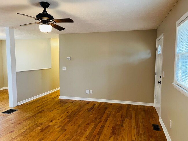 Building Photo - Charming 3-bedroom, 1.5-bath brick ranch situated on a large private lot in Carrollton! Must see!