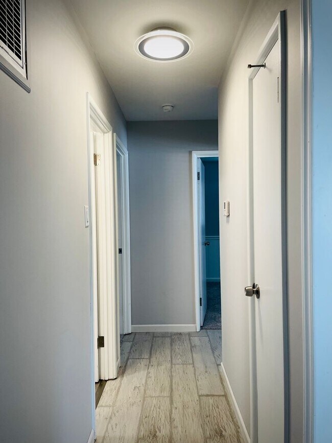 Building Photo - 3 Bedroom 1.5 Bathroom-Calumet City