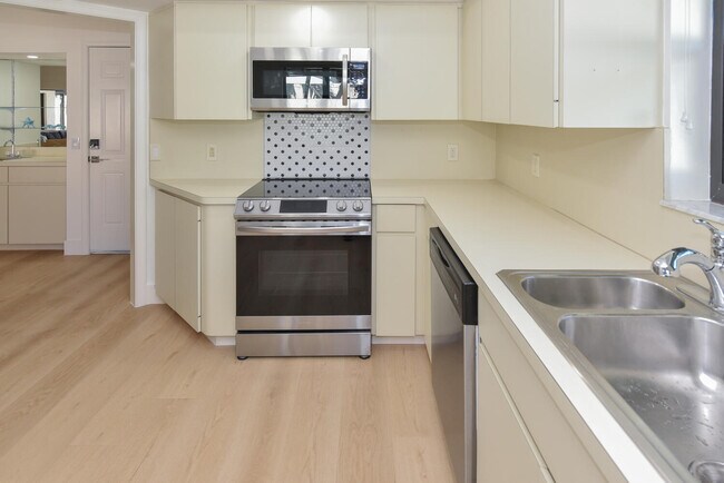 Building Photo - 1469 Vía Privada