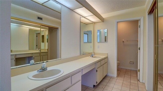 Building Photo - 15206 W Pond Woods Dr