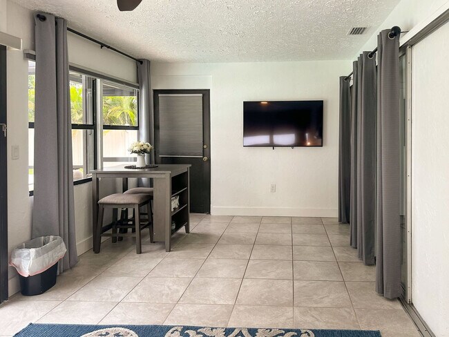 Building Photo - 1311 Cypress Ave