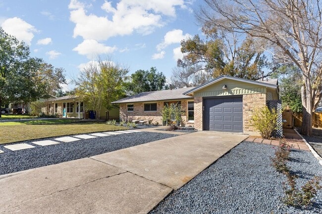 Building Photo - 2704 Nottingham Ln