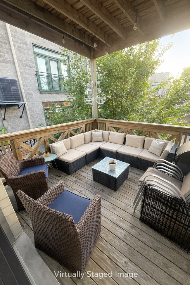 Building Photo - 852 N Paulina St