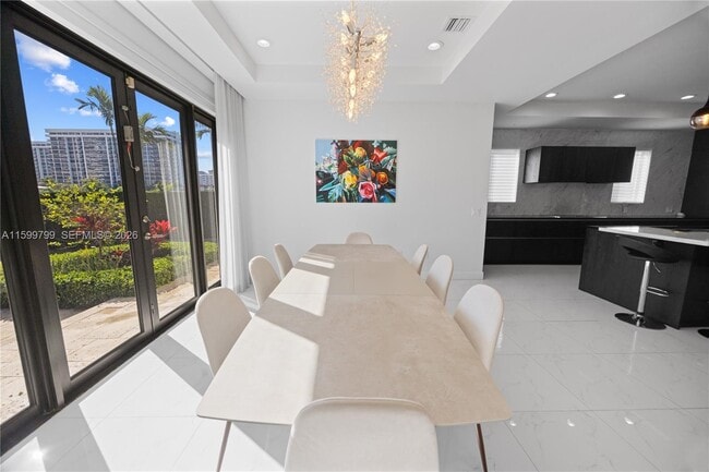 Building Photo - 513 Palm Dr