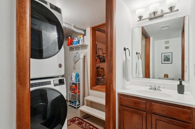 Building Photo - Serenity and Views with this 3 bedroom/3Bathroom Townhome in Buffalo Ridge