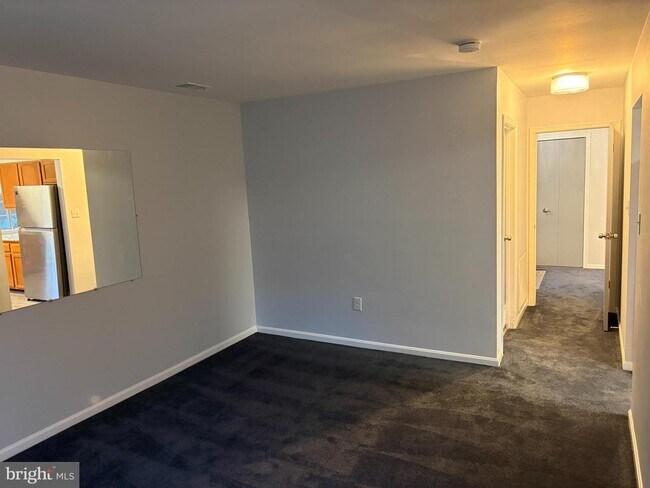 Building Photo - 424 Crisfield Dr