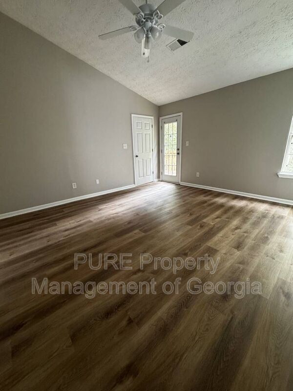Building Photo - 3181 Kings Glen Dr