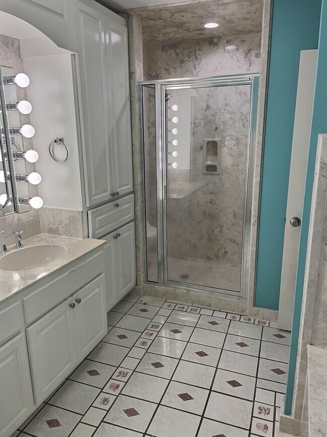 Building Photo - 3 BD 2 BA Home in the Bayou View School Di...