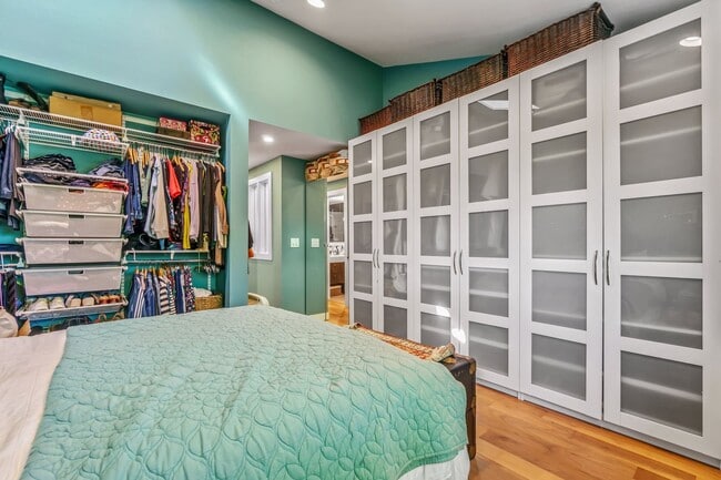 Building Photo - 2+ Bed 2.5 Bath East Madison Townhouse