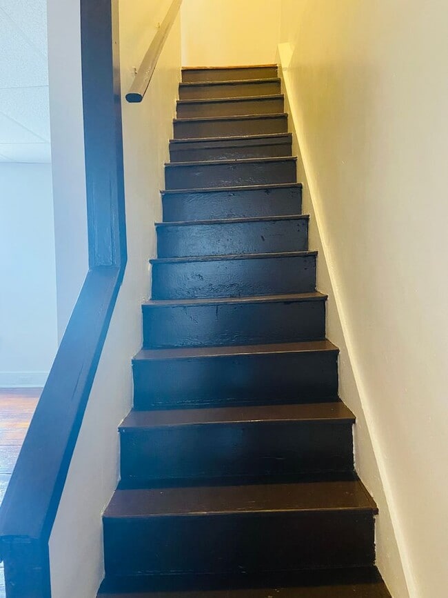Building Photo - 2 Bedroom on 2nd/3rd Floor-East End of Yor...
