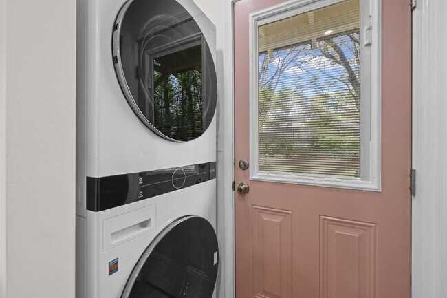 Building Photo - 441 Oak Dr