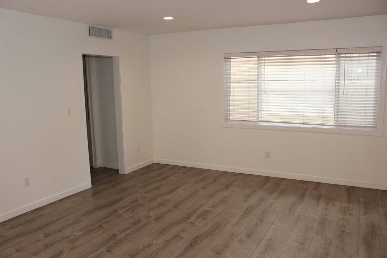 Living Room/Dinning Room - 9703 National Blvd