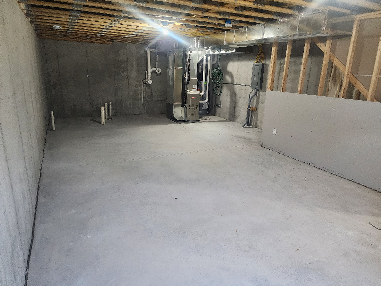 Building Photo - 1542 Simsbury St