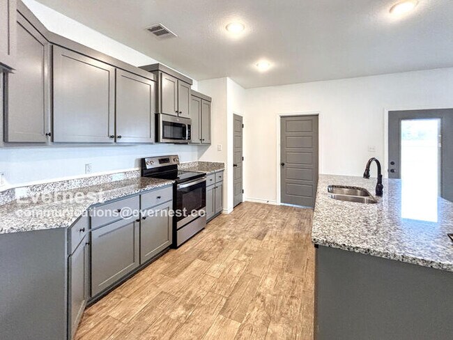 Building Photo - 2119 Hornbeam St