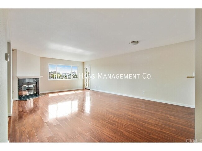 Building Photo - Beautiful Third Floor Condo with City Views!