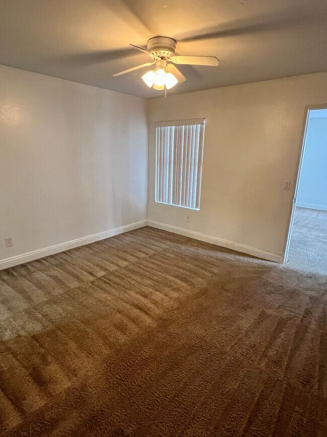 Building Photo - Lower level 2 bedroom close to pool.