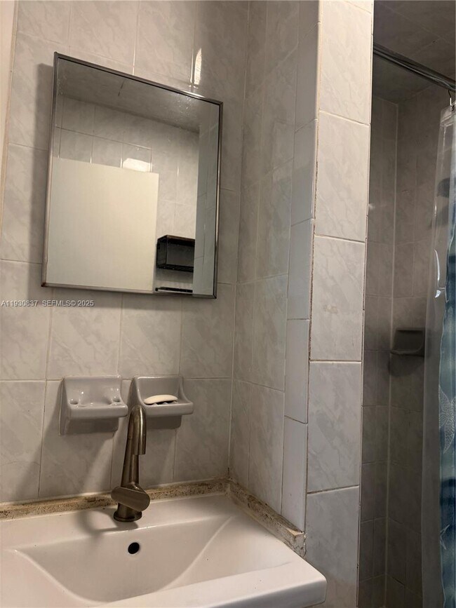 Building Photo - 227 SW 11th Ave