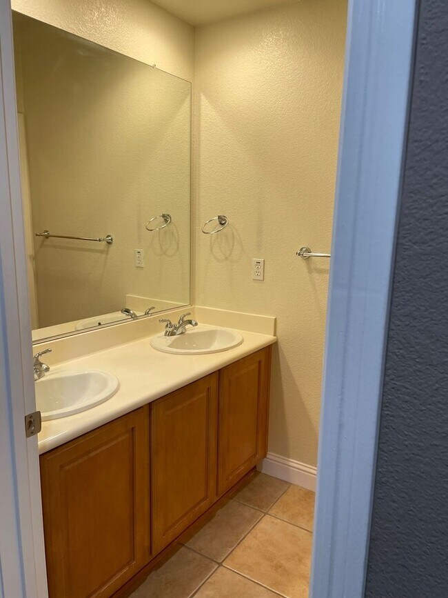 Building Photo - Beautiful 5 Bedroom 3 Bath Home in Twelve ...