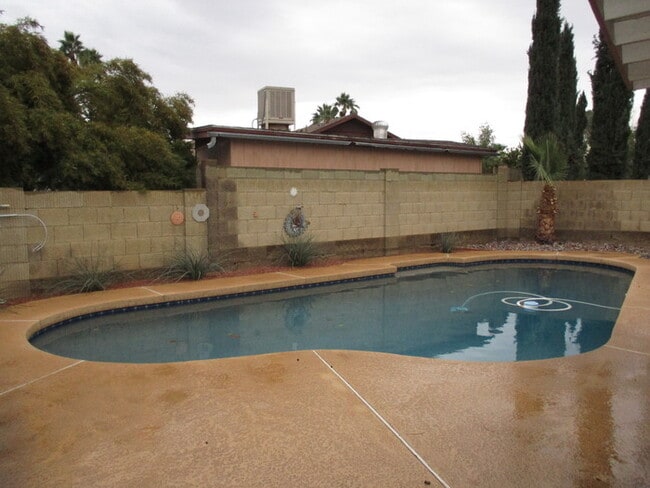 Building Photo - Spacious home with a pool! Great Location!