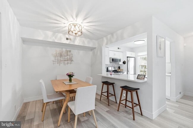 Building Photo - 3904 Fenwick Ln