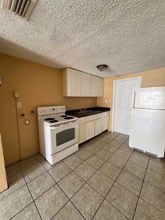 Building Photo - Quaint 3 bedroom home