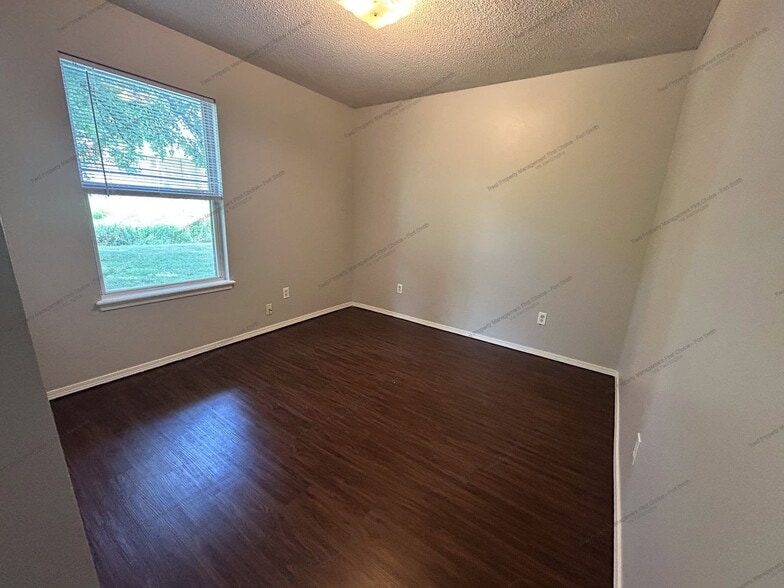 Building Photo - 1911 Whippoorwill Dr