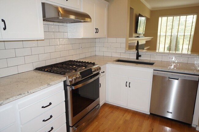 Building Photo - Spectacular NW Portland 3 bedroom Townhouse