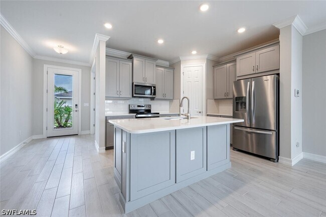 Building Photo - 28093 Sanibel Sands St