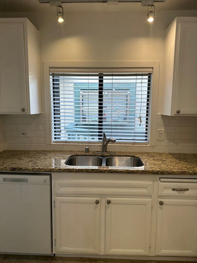 Building Photo - MISSION HILLS-SPACIOUS 2BR /2BA WITH MODER...