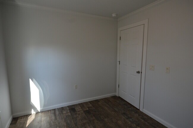 Building Photo - AVAILABLE 6/10/26 Adorable 2 bedroom cottage available long term off 30A! Huge screened in porch ...