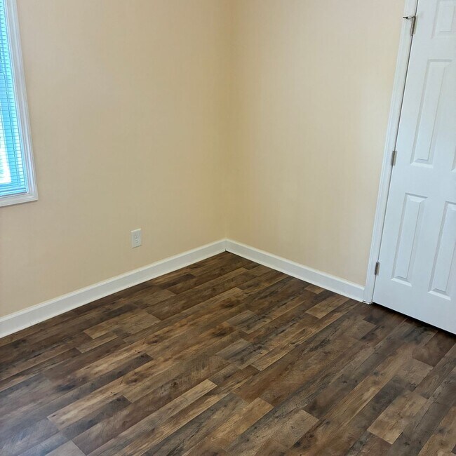 Building Photo - 4 Bedroom 3 Bath Home in Winnabow, NC