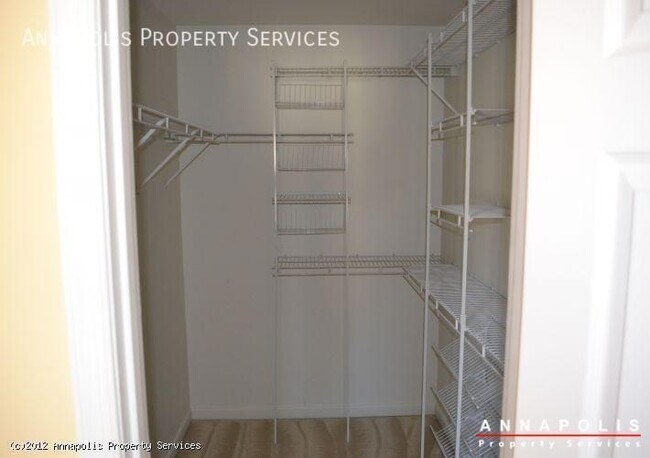 Building Photo - 2701 Thornbrook Ct