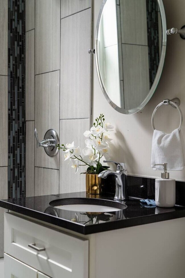 Building Photo - 2721 W Congress Pkwy