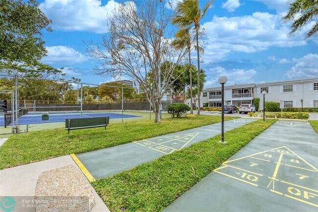 Building Photo - 6319 Bay Club Dr