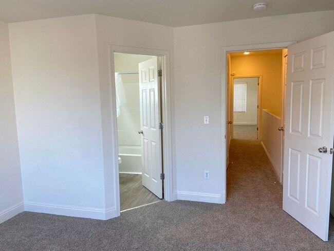 Building Photo - Luxury Townhouse 2 Master Suites - North M...