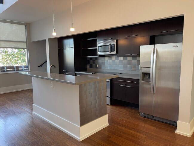 Building Photo - Contemporary Townhome East side of Downtow...