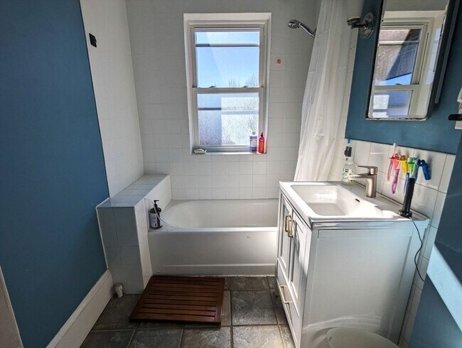 Building Photo - 3 bed/1.5 bath with One parking spot included.