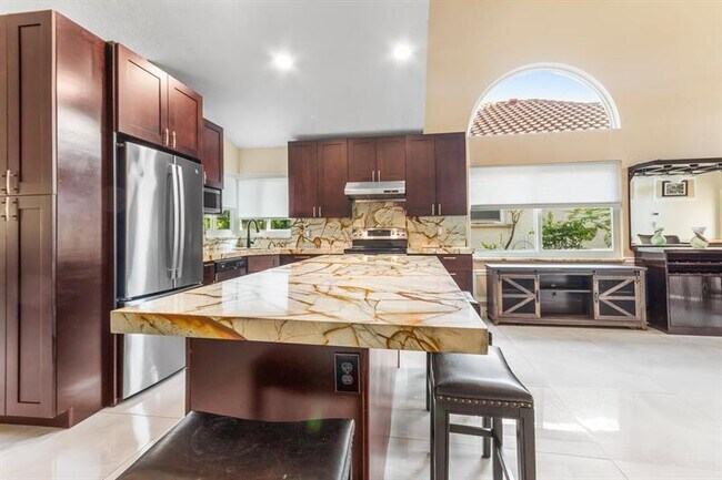 Building Photo - 9210 Oak Grove Cir