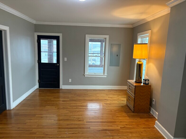 Building Photo - 115 N Maple St