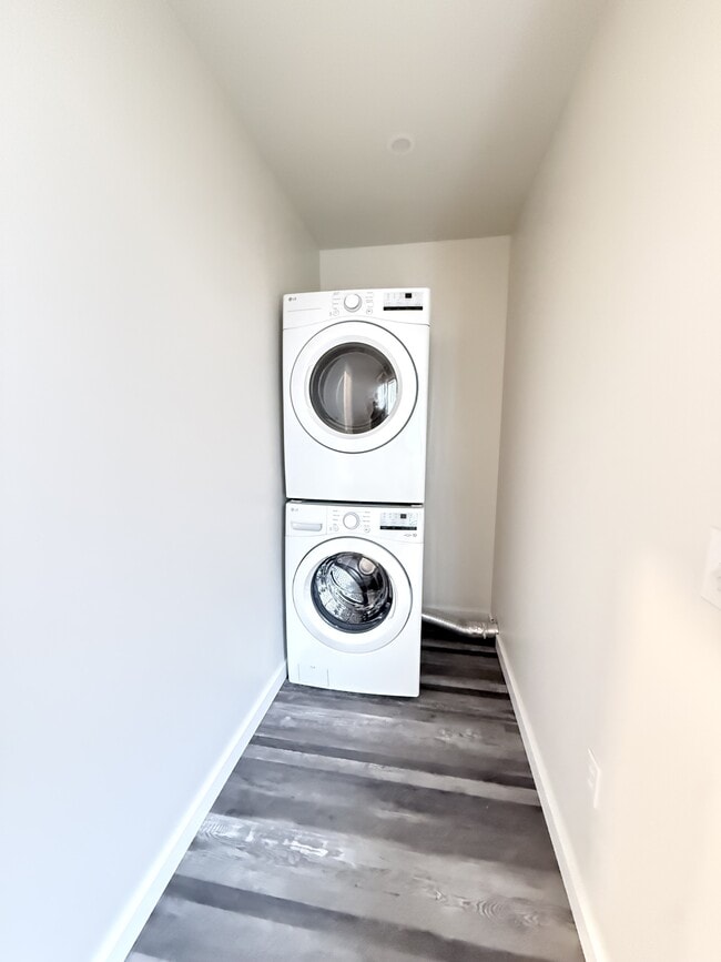 Building Photo - 629 Main St