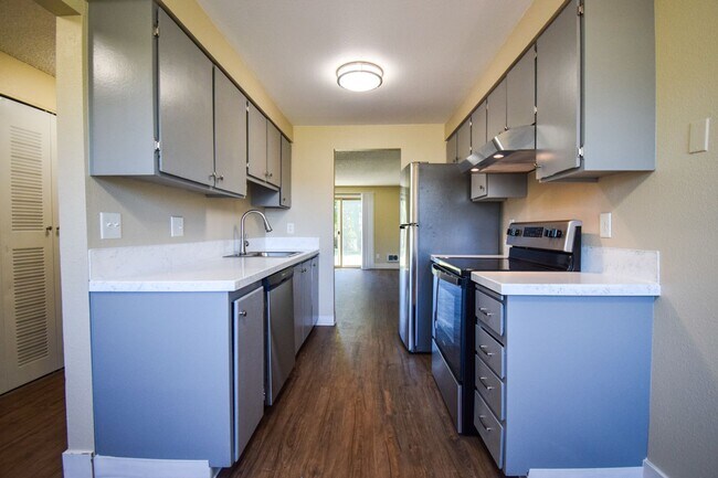 Building Photo - Spacious 2 bedroom 1.5 bath Town house Apa...