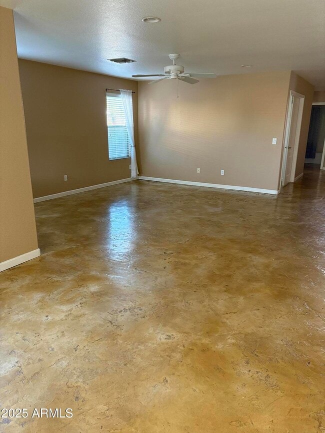 Building Photo - 2401 E Peach Tree Dr