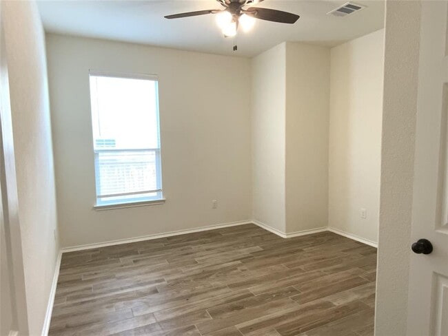 Building Photo - 908 Solitude Dr