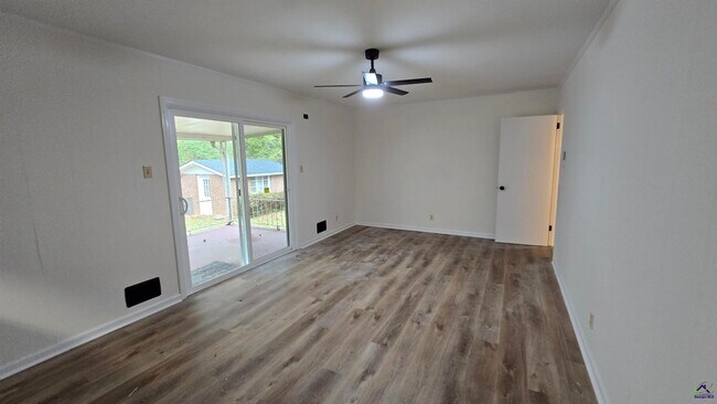 Building Photo - 4035 Meadowbrook Dr