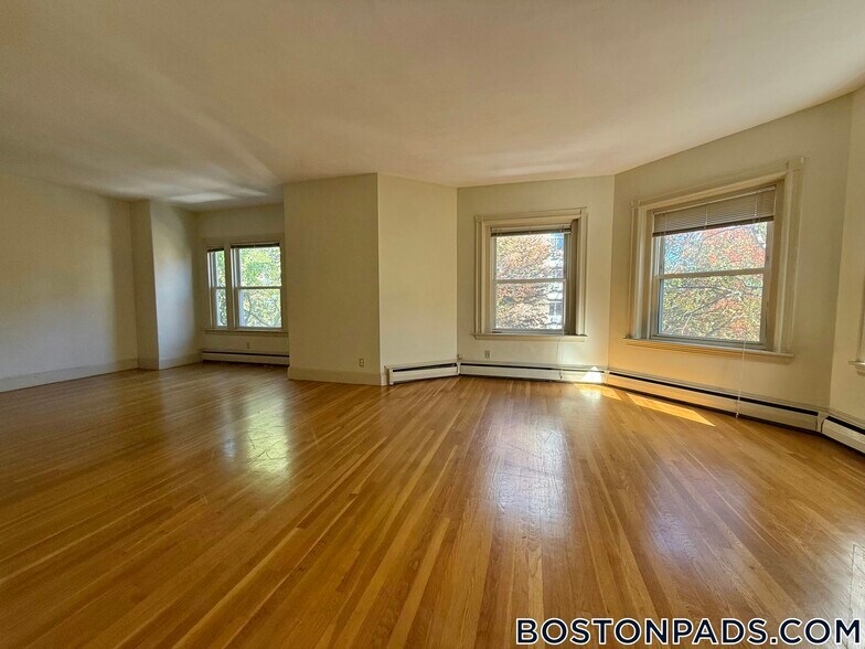 Building Photo - 16 Winchester St