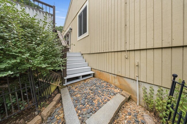 Building Photo - 7 Sherborne Cir