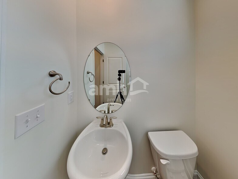 Building Photo - 7424 Garrett Ct