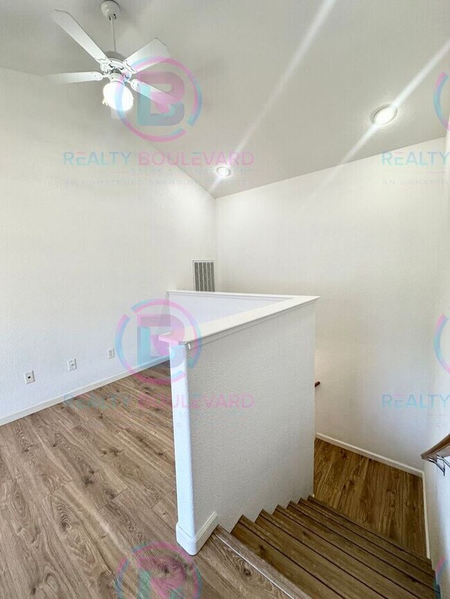 Building Photo - 3 Bedroom 2.5 Bathroom + Loft & 2 Car gara...