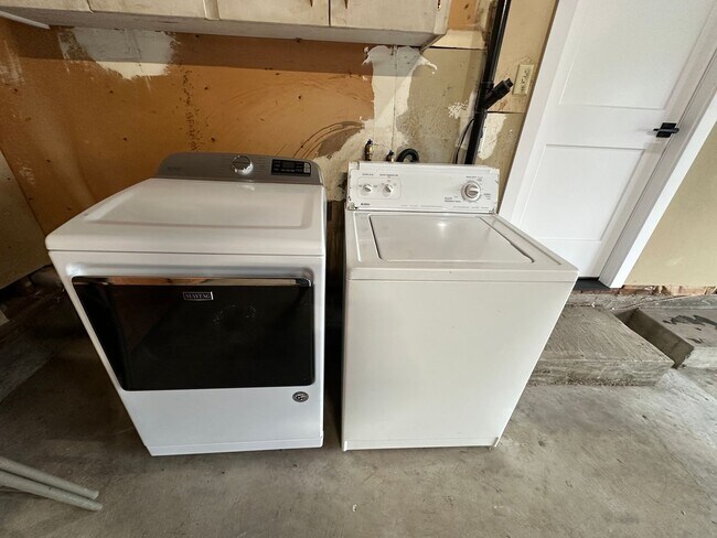 Building Photo - ½ Month Free! Beautifully Updated 3-Bedroom Ranch, Exceptional Amenities, Fenced Backyard, and 2-...