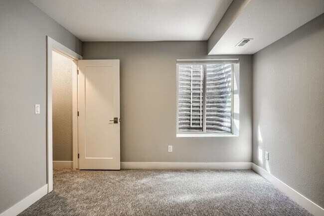 Building Photo - 3 bedroom / 3.5 bath Townhome + 2 Large Flex Spaces & Spacious Roof Top Deck!